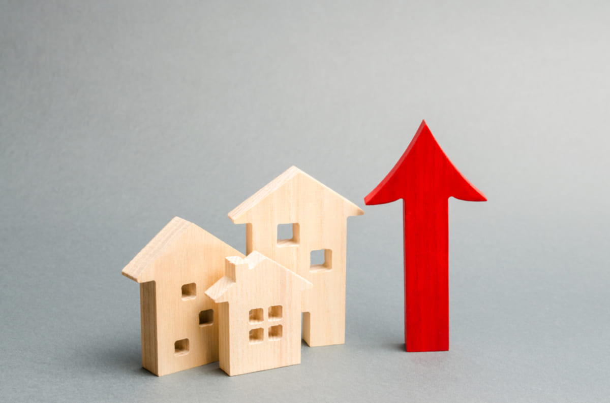 An arrow pointing up next to wooden houses