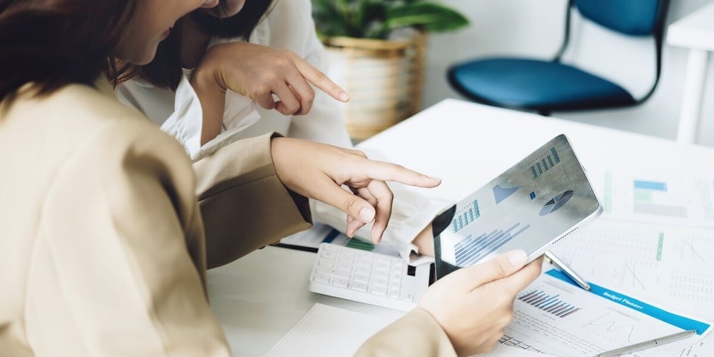 using tablet computer to plan investments and finances