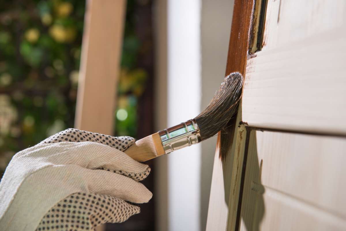 Maintaining of wooden surfaces with fresh protective paint