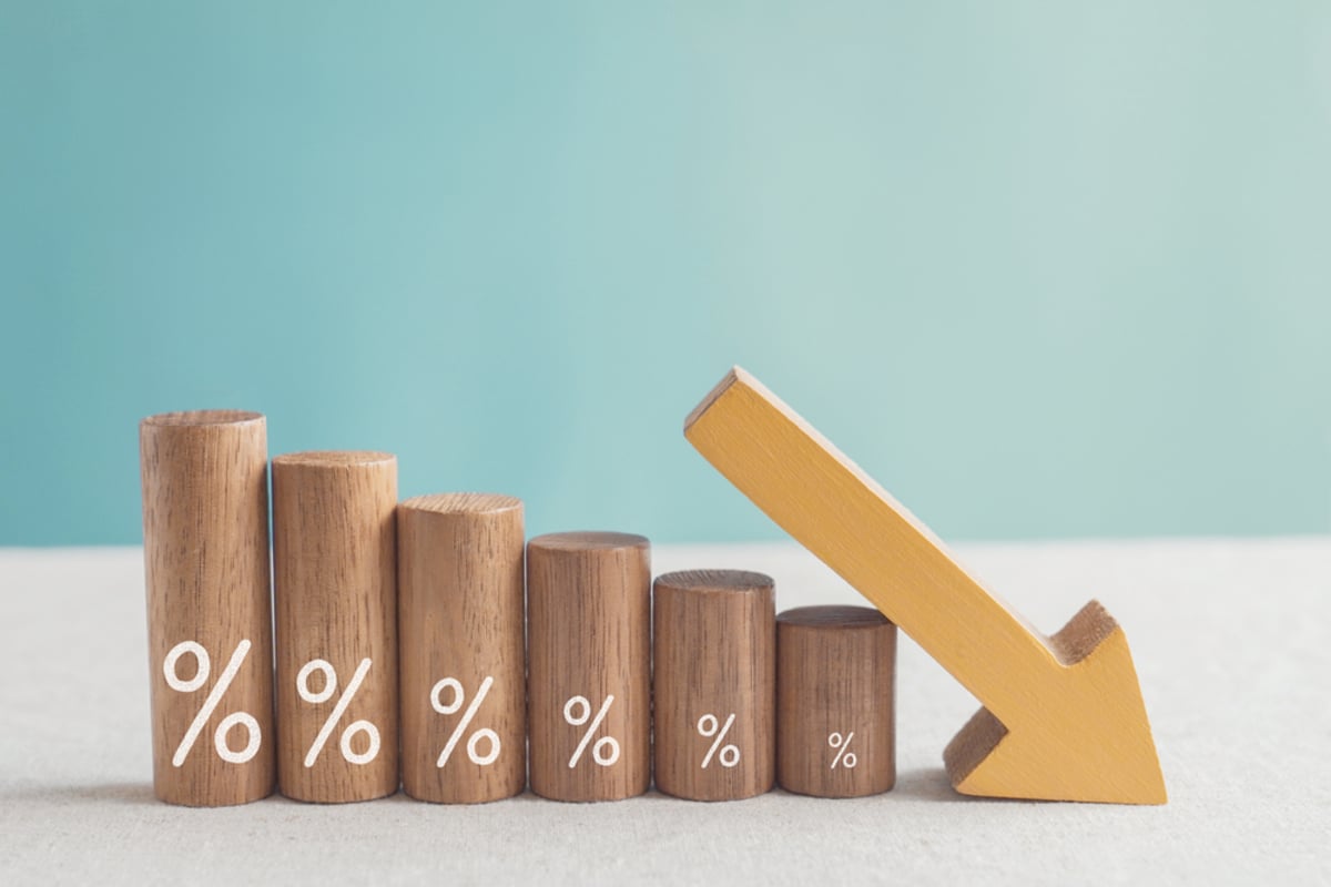 Wooden blocks with percentage sign and down arrow