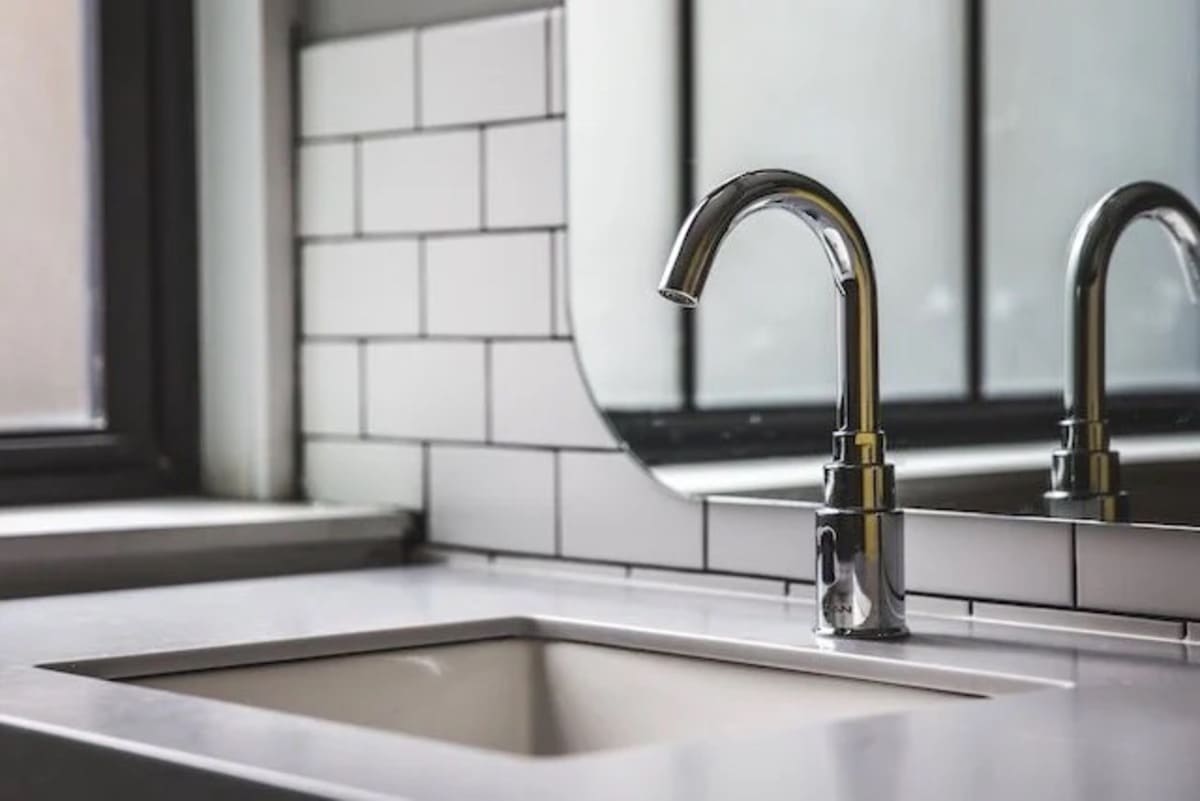 bathroom-sink-faucet