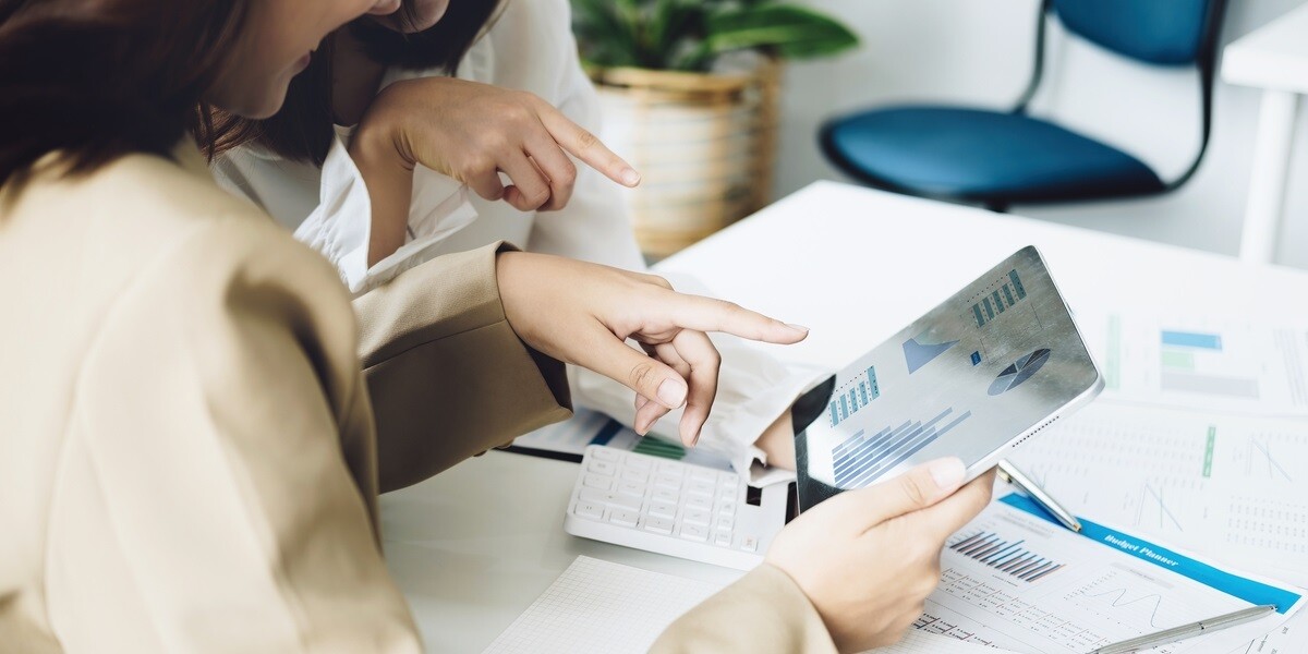 using tablet computer to plan investments and finances